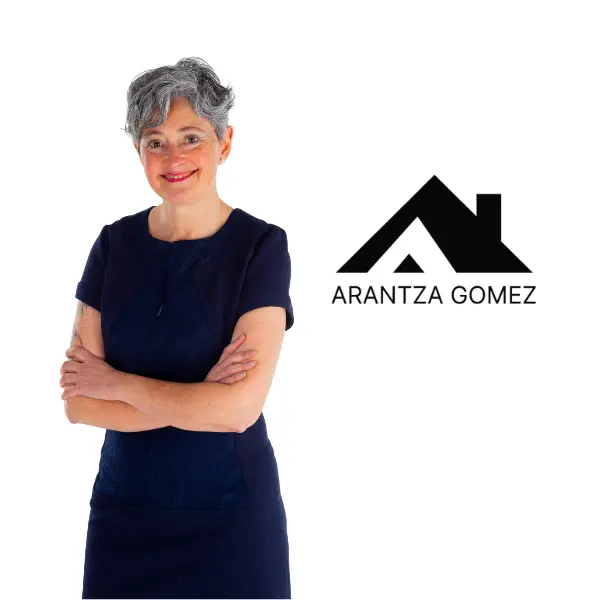 Asesora inmobiliaria Arantza Gómez sonriendo, en un entorno profesional, dirigida a propietarios que desean vender su vivienda en Navarra por cuenta propia.