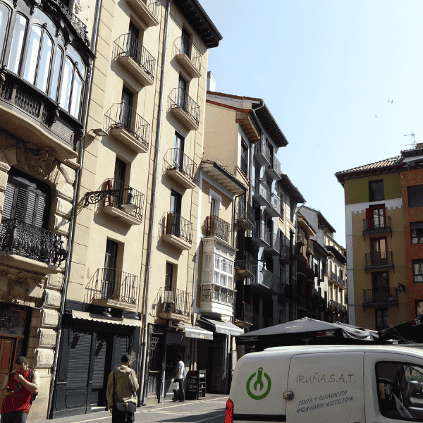 Descubre cómo afecta a propietarios de Pamplona la declaración de zona tensionada: precios limitados, contratos nuevos y deducciones fiscales. Arantza Gomez / Agencia Inmobiliaria en Pamplona