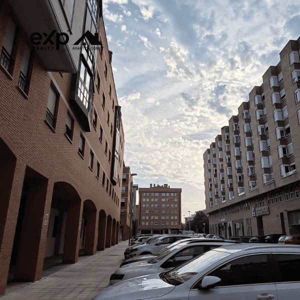 Avales ICO en Navarra: jóvenes solicitando hasta el 100% de la hipoteca para su primera vivienda en Pamplona. Arantza Gomez / Agencia Inmobiliaria en Pamplona