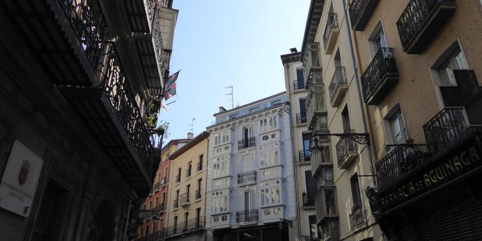 Vendes tu piso en Pamplona pero vives fuera lo que debes tener en cuenta como particular
